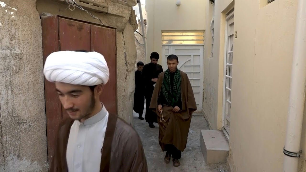 رجال دين من الهزارة الأفغان في النجف يعبرون عن خوفهم وقلقهم على مستقبل بلادهم بعد سيطرة طالبان | AFP