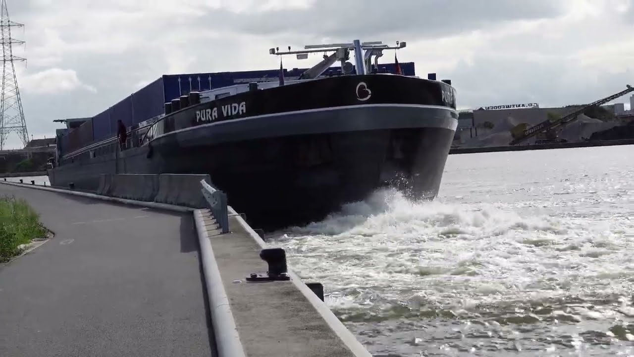 TIEN SCHEPEN varen in colonne op het Albertkanaal.