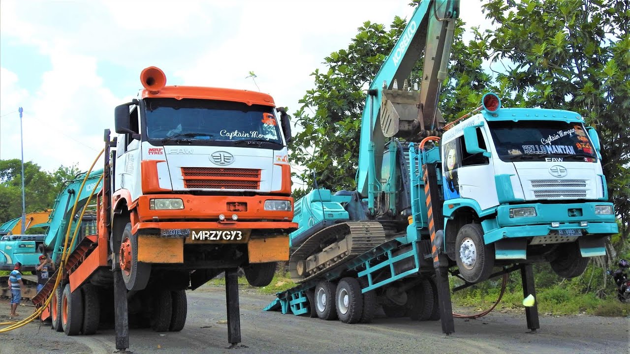 Kobelco SK200 Excavator Transport With FAW Self Loader Trucks