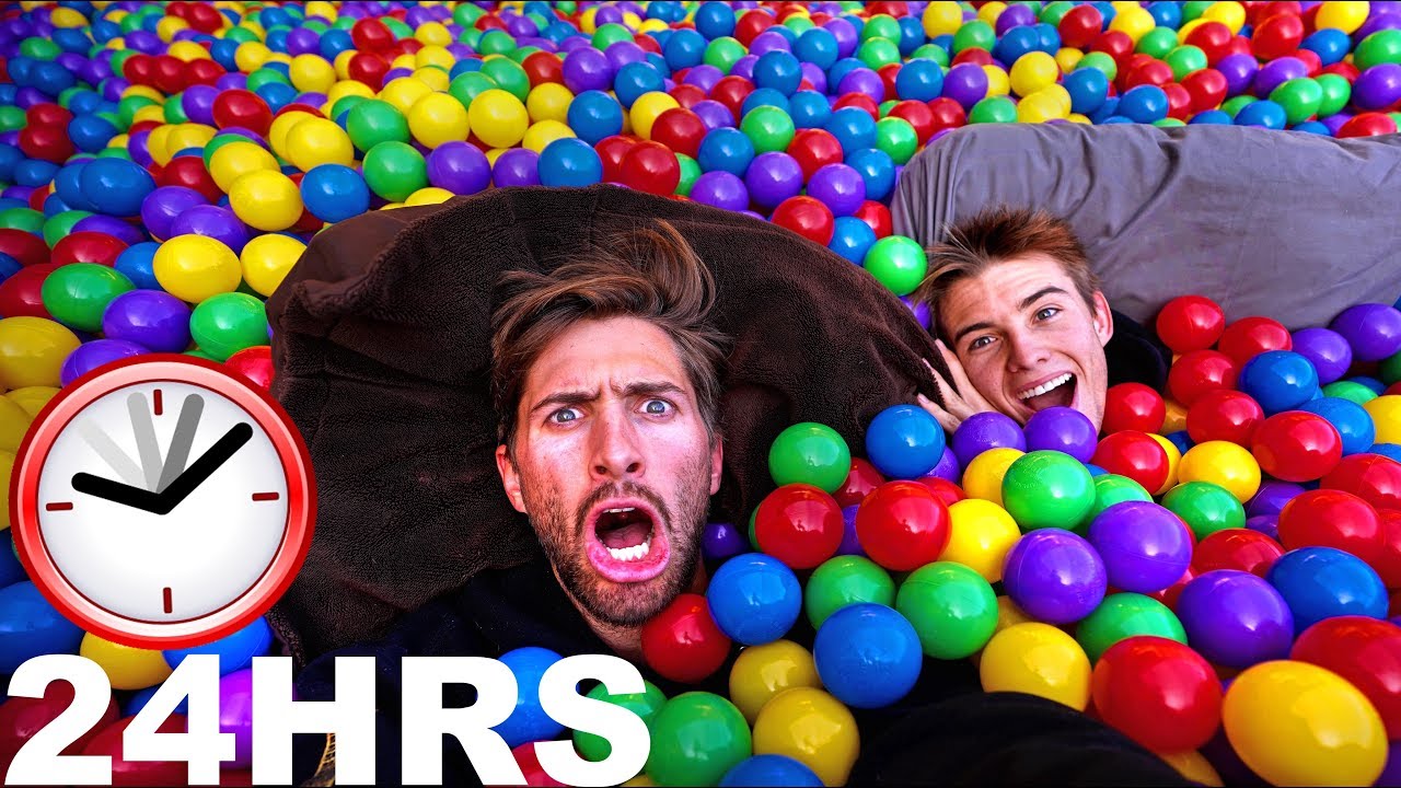 24HR CHALLENGE IN TRAMPOLINE BALL PIT (160,000 BALLS)
