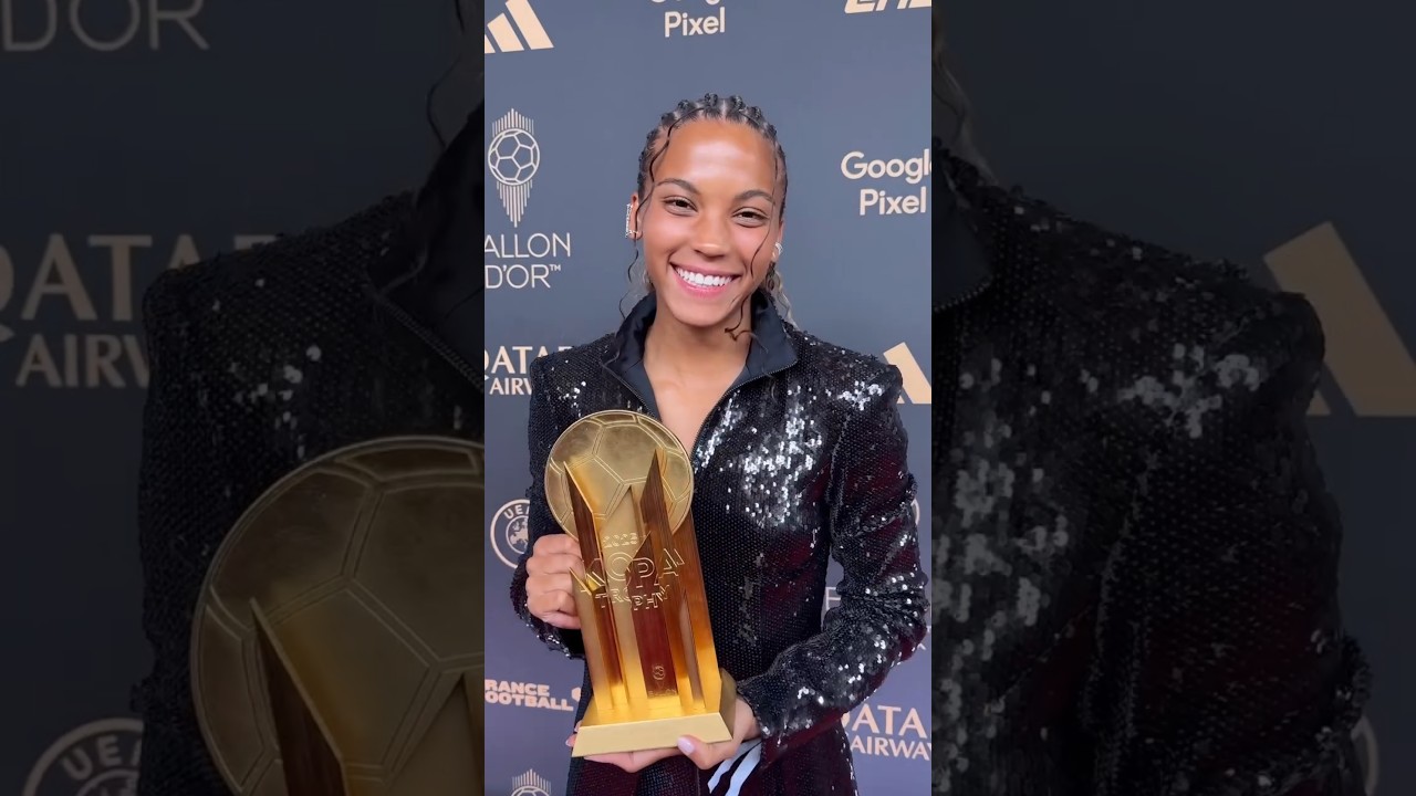 ❤️😍 Vicky Lopez du Bar&ccedil;a apr&egrave;s avoir &eacute;t&eacute; &eacute;lu meilleure jeune joueuse du monde #football #shorts