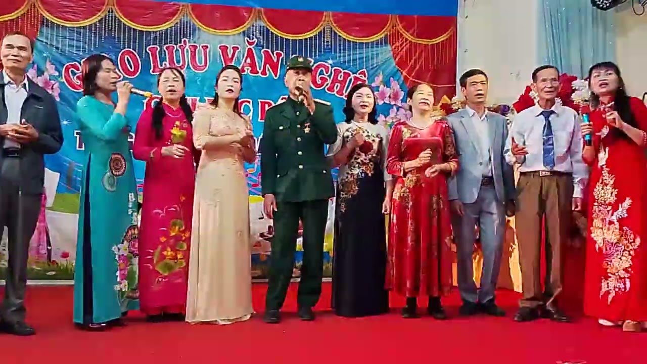 Ca khúc Khách Đến Chơi Nhà do tốp ca nam nữ câu lạc bộ tiếng hát sông đáy quê em trình bày