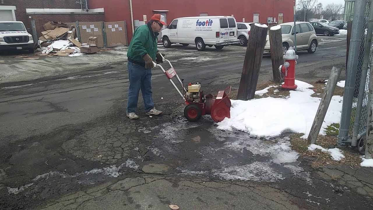 Repairing a Snapper I524 snowblower down at the garage! Part 1