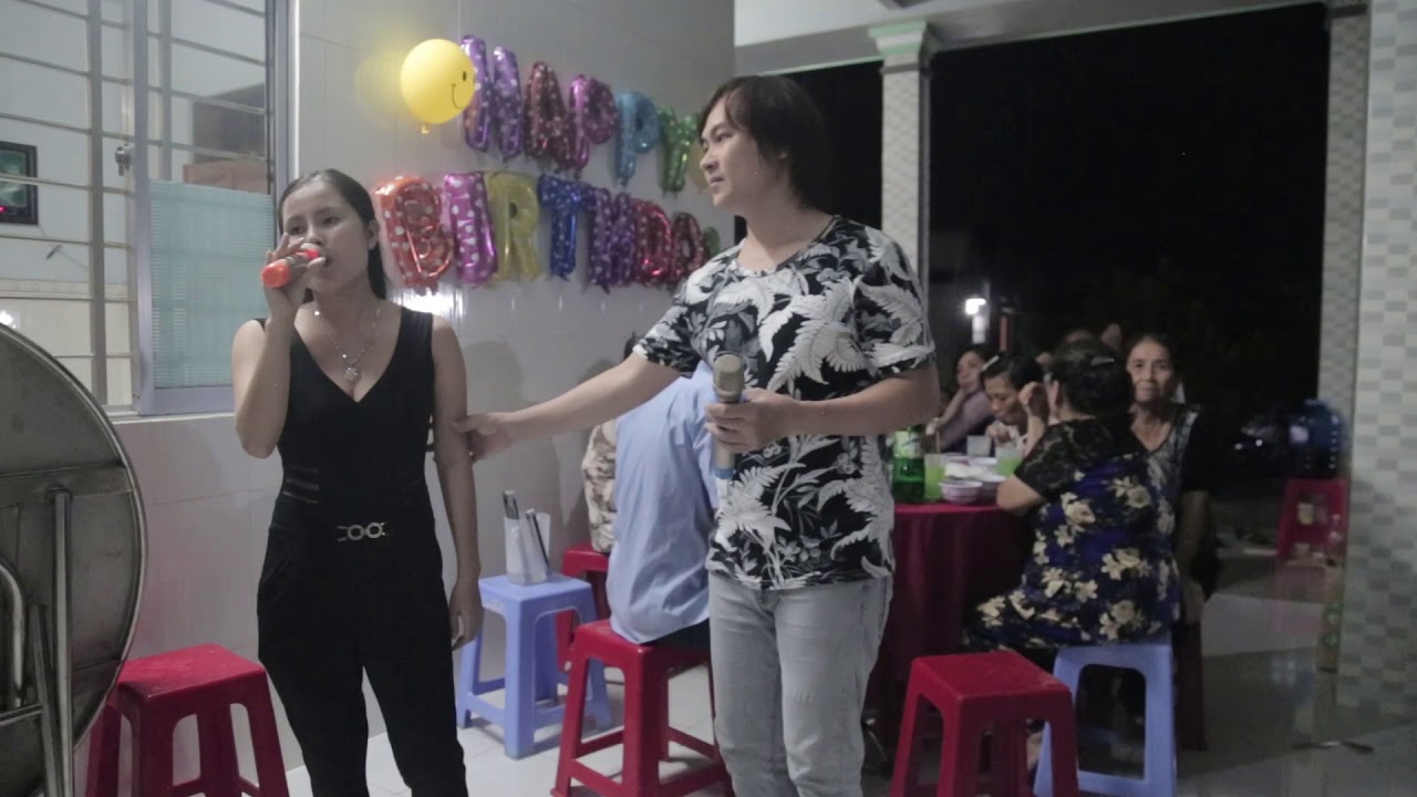 Cả Bàn Tiệc Bỏ Ăn Khi Cặp Đôi Bá Đạo Cất Tiếng Hát
