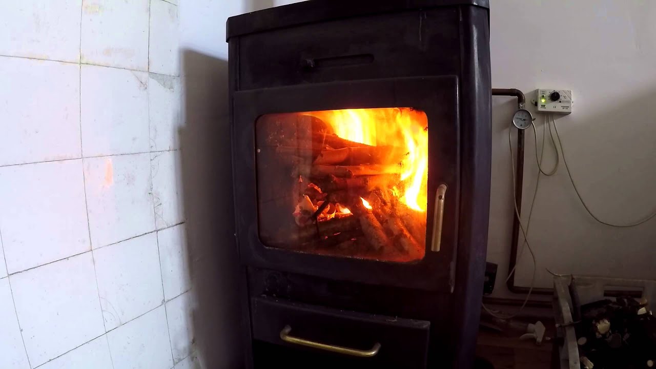 Rozpalanie od góry - piec kominek z płaszczem wodnym - Timelapse HD