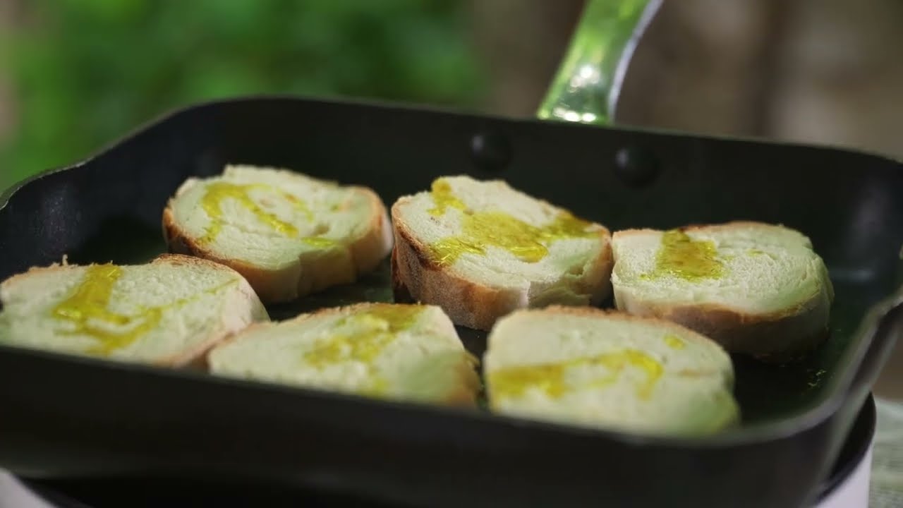 Bruschetta s pireom od bijelog graha, pečenom paprikom i srdelama   🐟 Muore by David Skoko