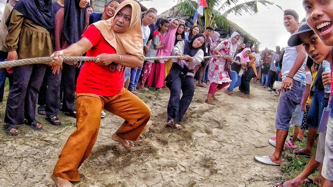 Lomba Tarik Tambang 17an Emak-Emak Pantai Gosong
