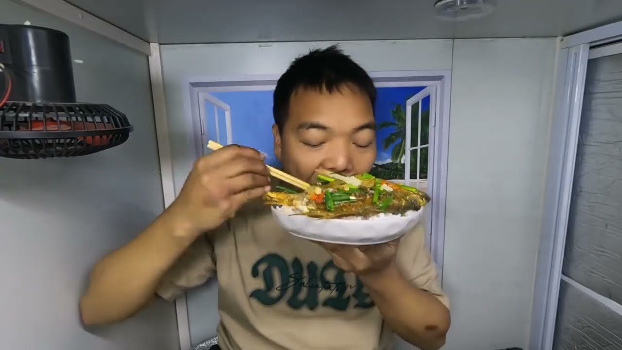 0化雪大降温手都冻麻了，躲在小房车里烧炉子取暖吃红烧鱼太舒服了