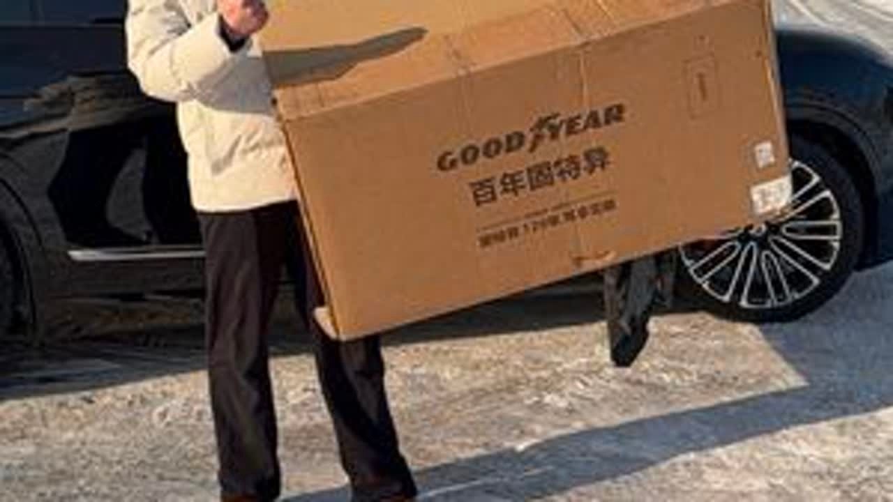 蔚来es8的脚垫中间用了三款，最终还是选择了固特异 很多脚垫装上去看着不错 但不是有异味再就是很多细节有瑕疵 测评视频有点长给想买脚垫的车友做个参考 同款放左下角了#固特异脚垫 #蔚来es8 #...