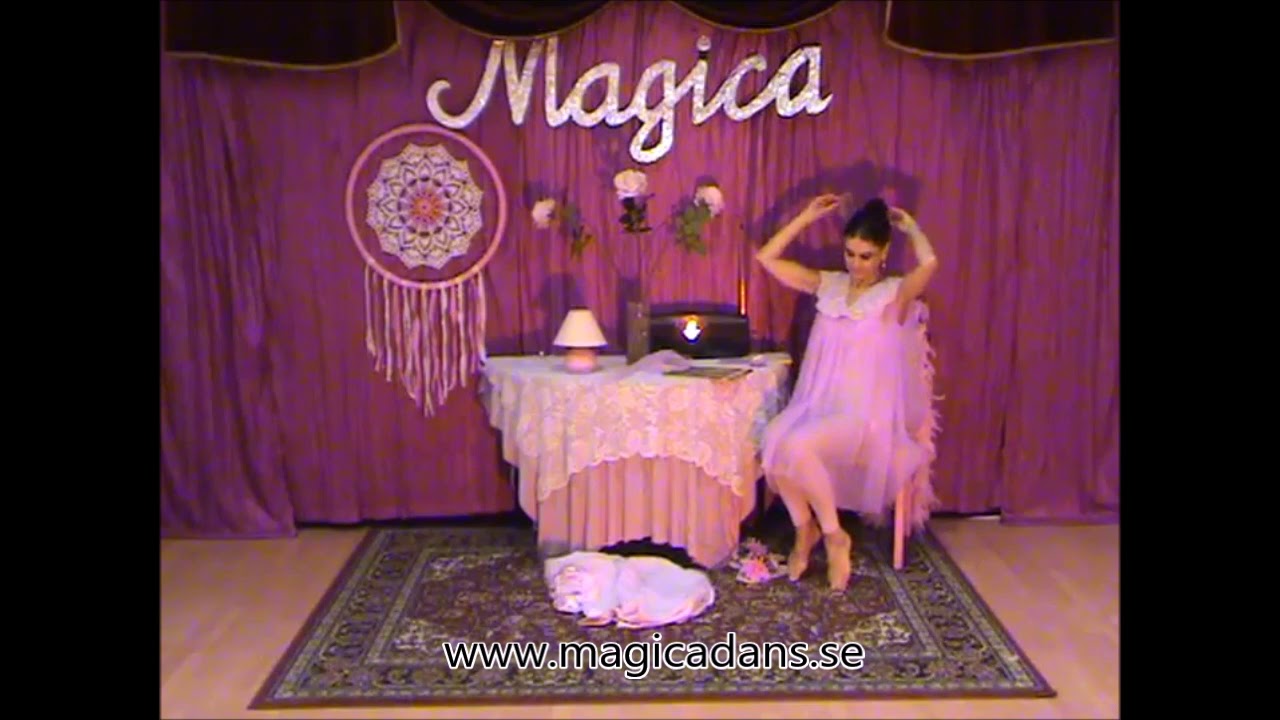 Vintage Classy Burlesque Dance, by Magica. Retro burleskdans med boa.