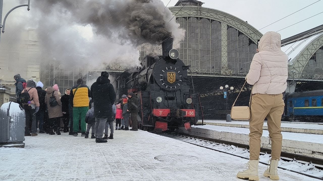Львів 2023: танці і Різдвяний експрес паровоз серії Ер-797-86 на головному залізничному вокзалі