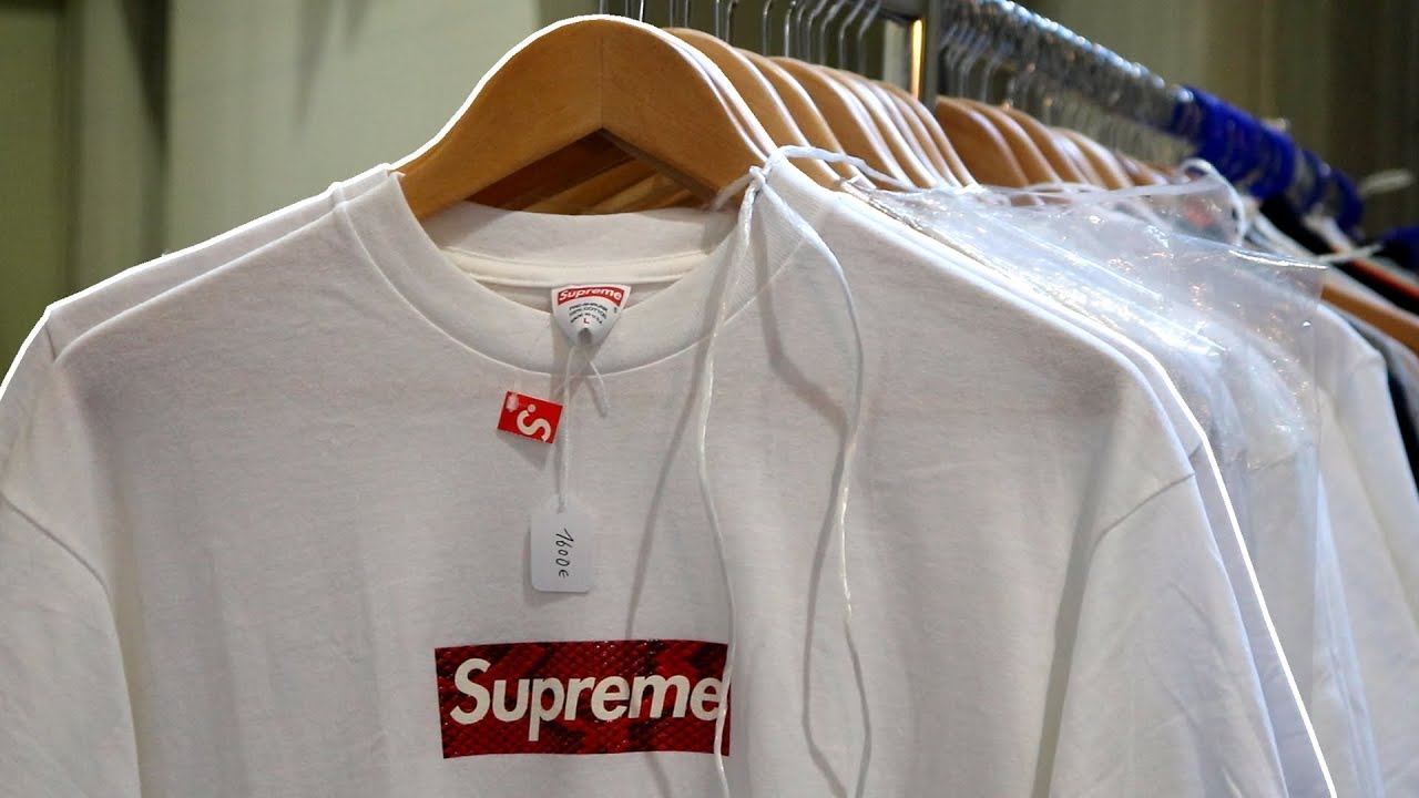 10.000 EURO SUPREME AUF EINER KLEIDERSTANGE