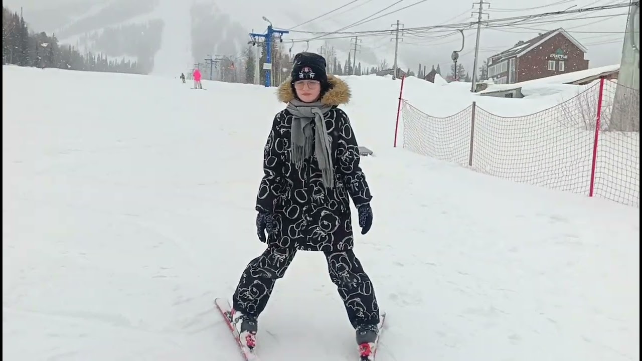 Полина первый раз на лыжах