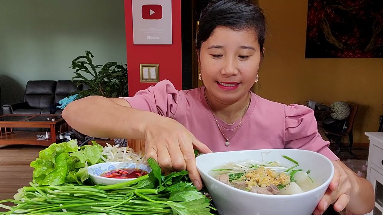 ĂN HỦ TIẾU SƯỜN HEO NHÀ NẤU