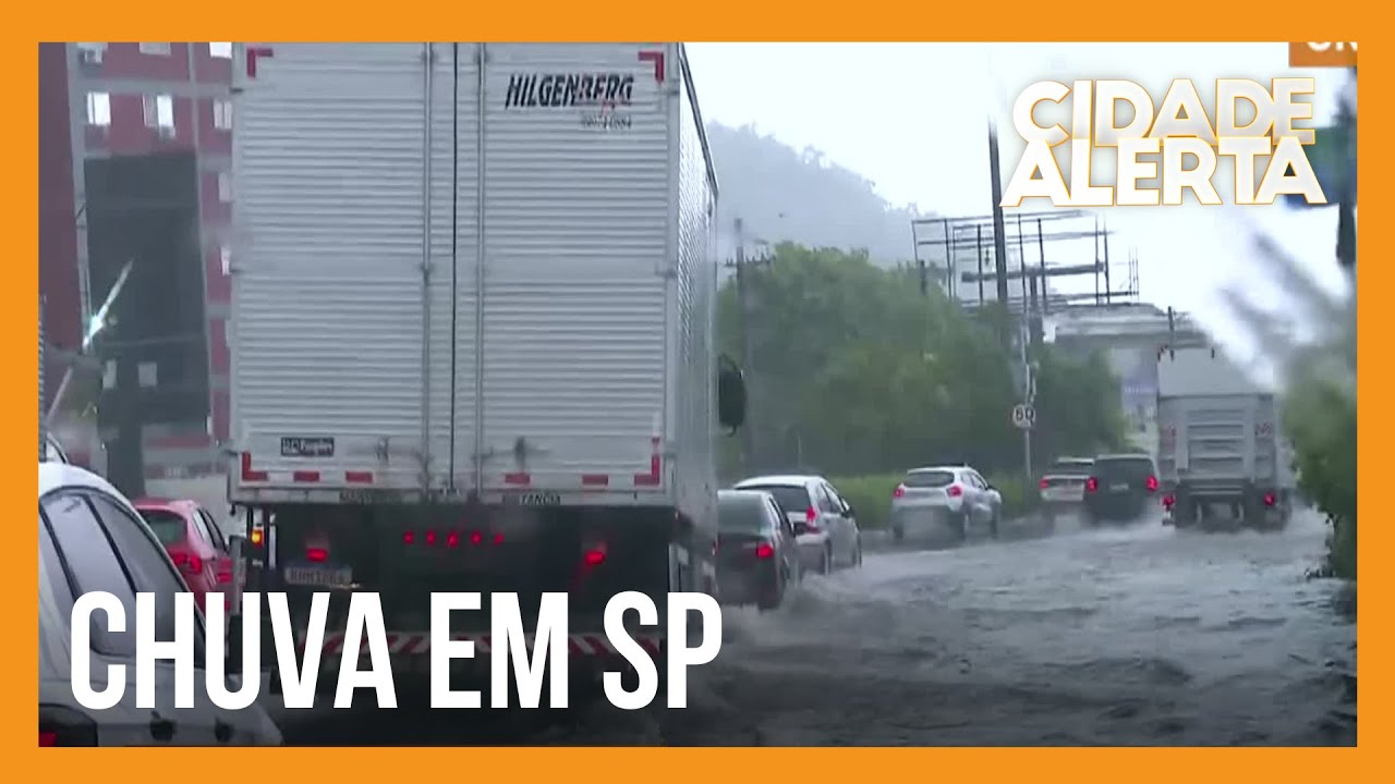 Chuva em SP: rua próxima ao Porto de Santos se torna praticamente um rio por conta do temporal