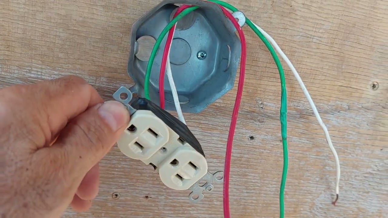 Como INSTALAR un TOMACORRIENTE EXTERNO, alimentándolo desde un PORTALÁMPARA-ROSETA...