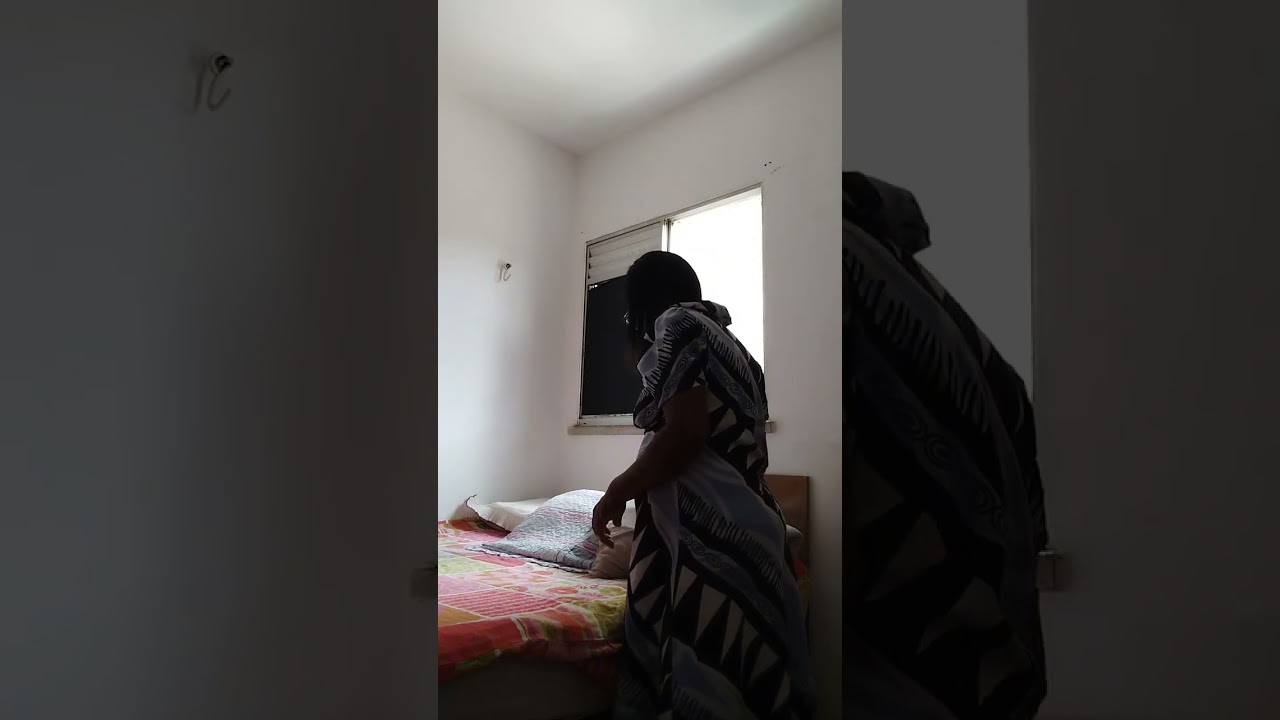 Eu no meu dia dia  👍🏿hoje forrando minha cama