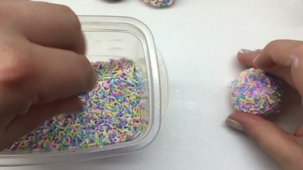 Brigadeiros e beijinho fake em biscuit