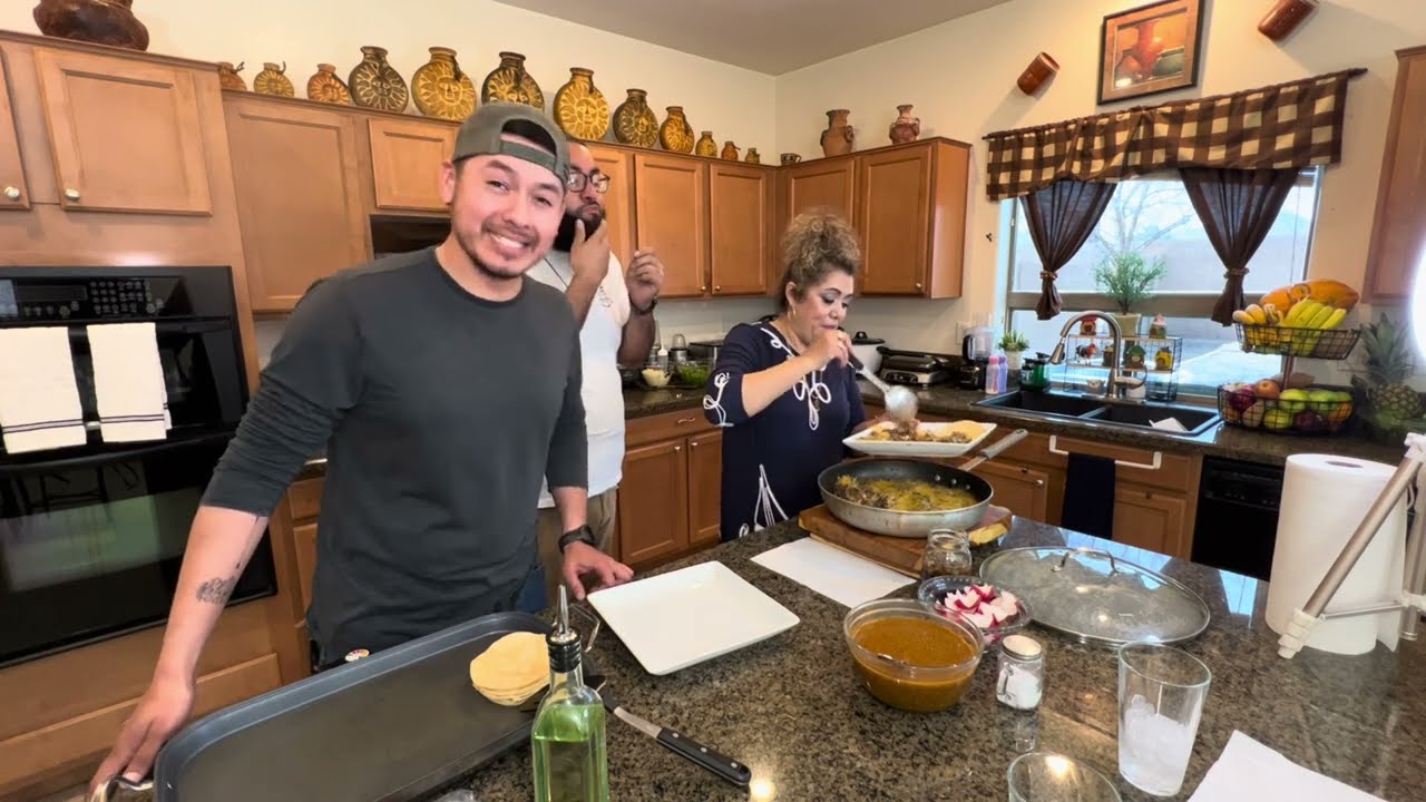 Erica Cocinando Tacos charros Con CAZADOREZ DEL OESTE