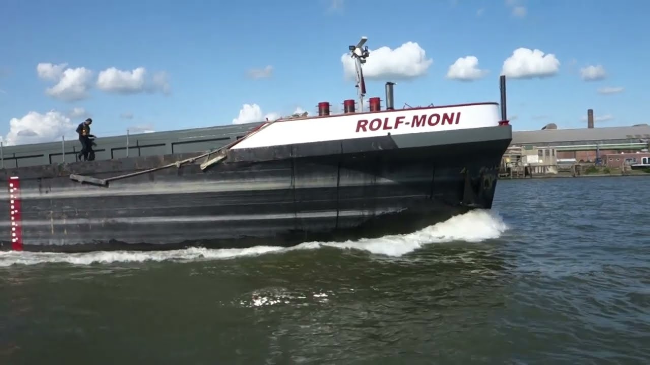 langszij het vrachtschip ROLF-MONI & mvs GOUWENAAR II