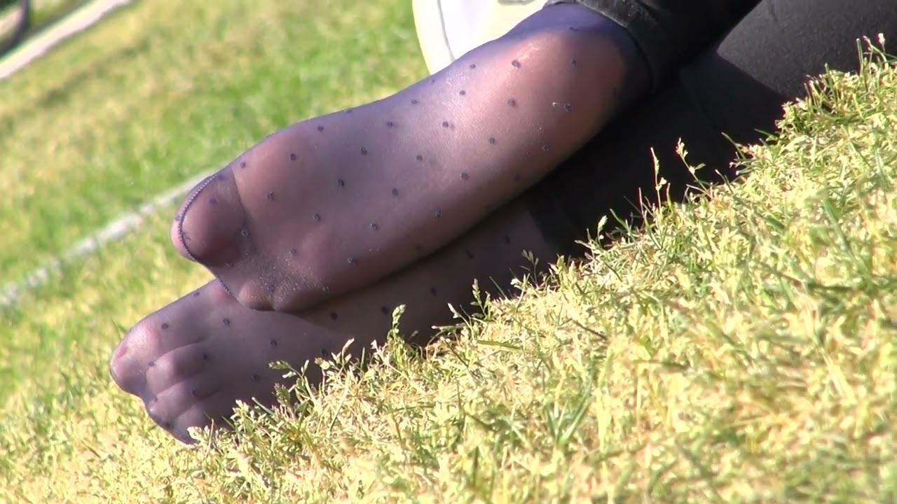 Candid nylon feet 