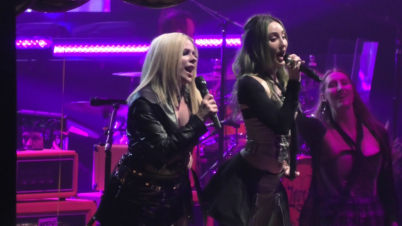 Avril Lavigne 2023-04-30 Łódź, Atlas Arena, Poland -  Wannabe (Spice Girls cover)(with phem)