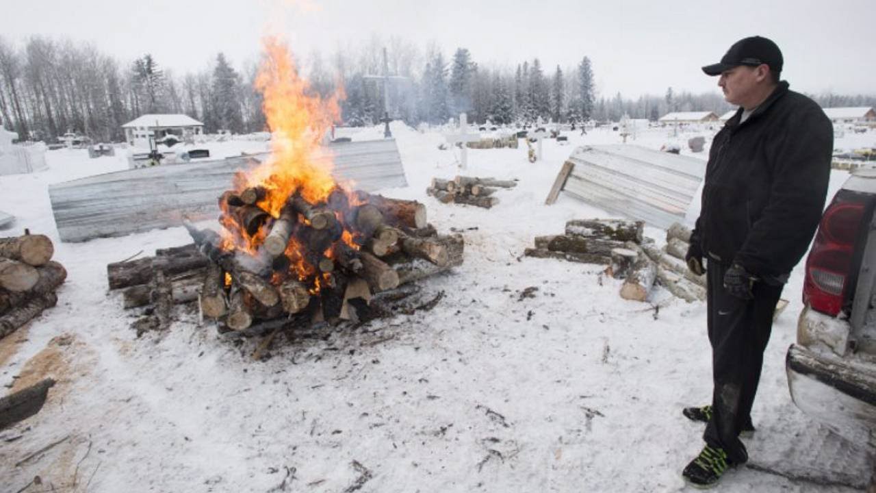 Father of Saskatchewan shooting victim helps prepare grave site