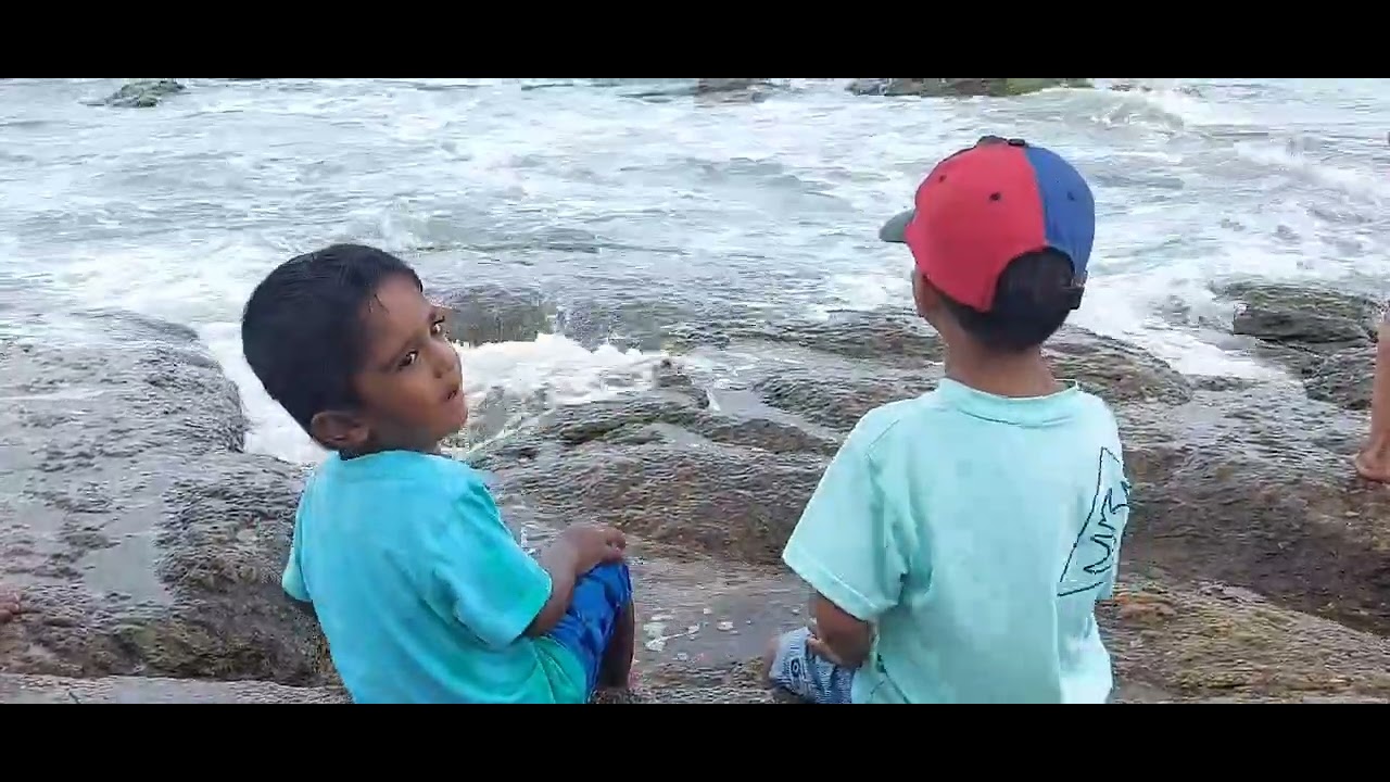 Stranger kids talk at Kanyakumari beach high tides #cutetalks #breakingice #enjoylife