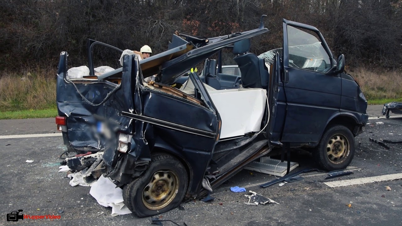 Schwerer LKW-Unfall an Stauende: LKW zerquetscht Kleinbus - Fahrer in Lebensgefahr | 05.12.2018