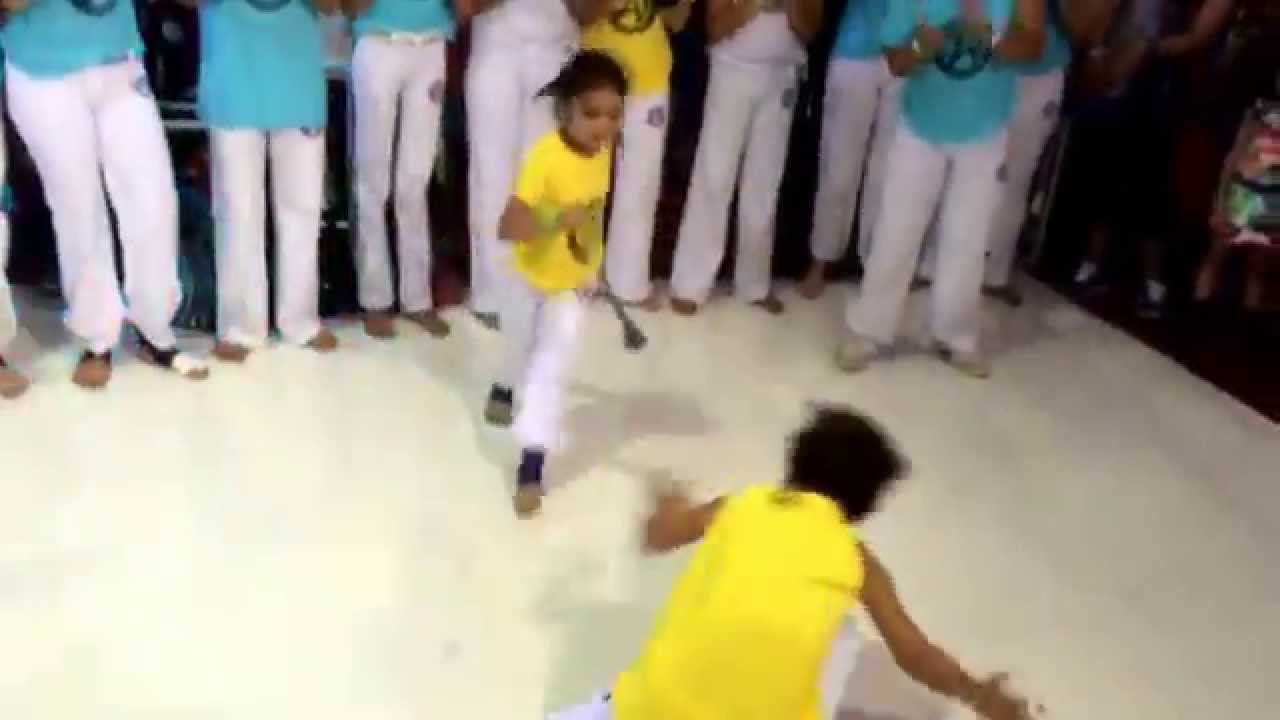 Apresenta&ccedil;&atilde;o ARUANDA Capoeira no Bras&iacute;lia Capital Fitness! Aym&ecirc; e Rian
