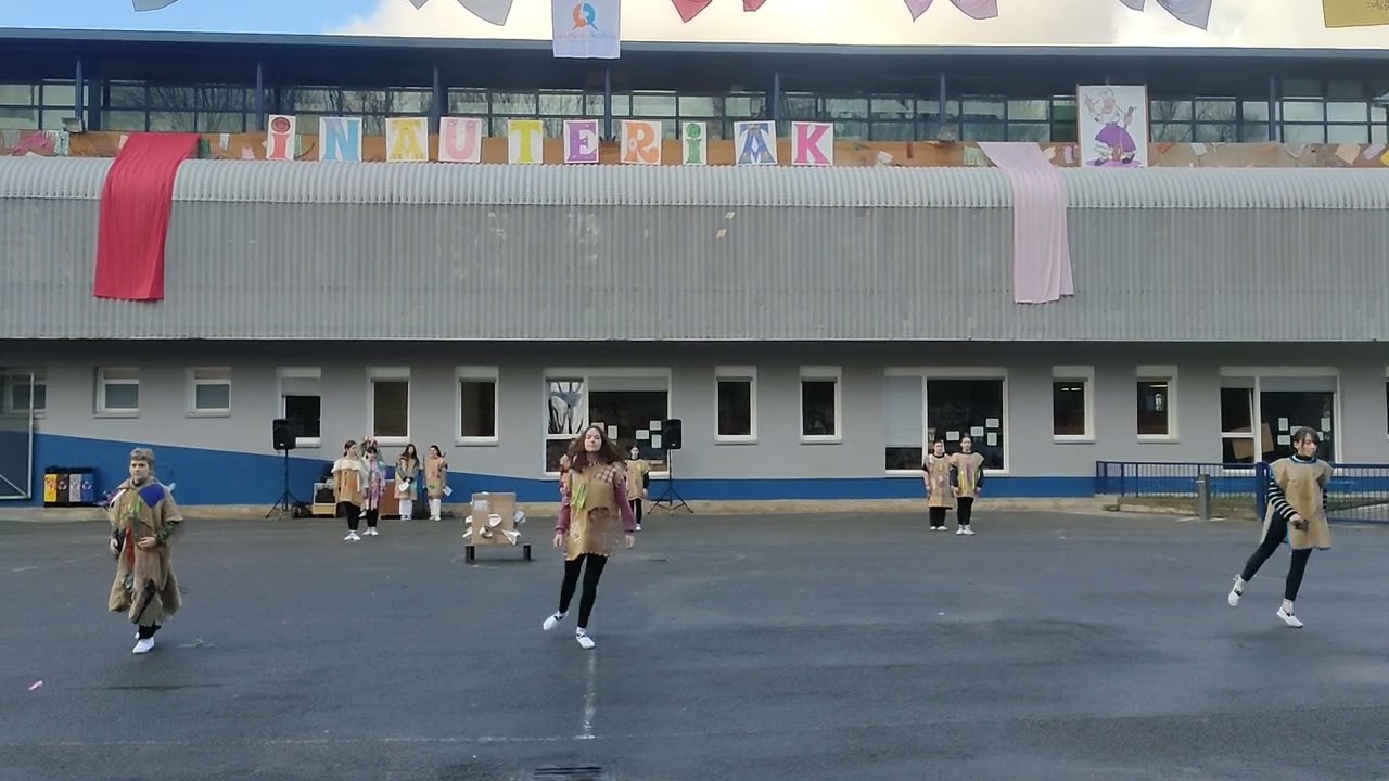 Ihoteak 2024: 'Mendi goitik hasita' abestiaren dantzaren estreinaldia