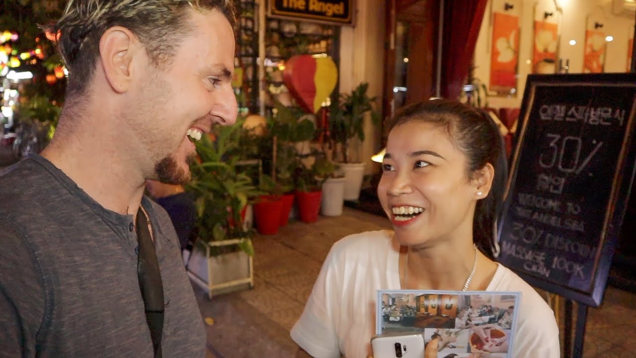 Hoi An Night Life - Cute Ladies, Markets & more