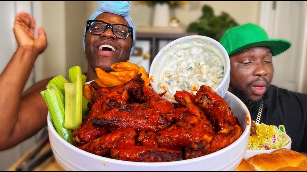 LOOK WHOS BACK! | BUFFALO CHICKEN WINGS W/ BLUE CHEESE SAUCE| MUKBANG EATING SHOW!