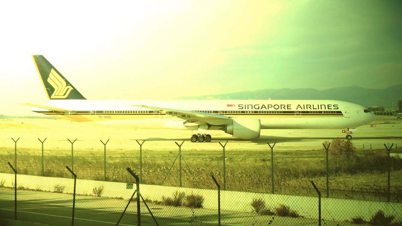 PSatB Singapore Airlines Morning overhead landing at Barcelona-El Prat airport!