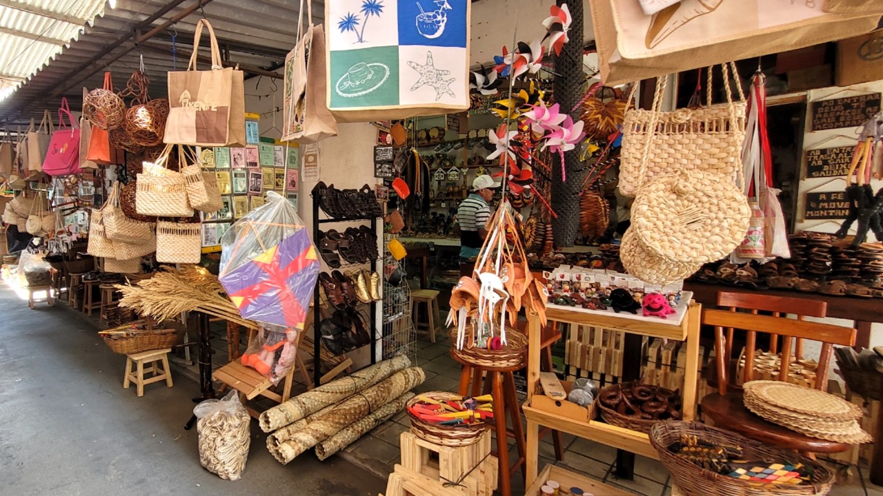 Feira de Artesanato de Caruaru-Pe | Peças Decorativas de Madeira e mais