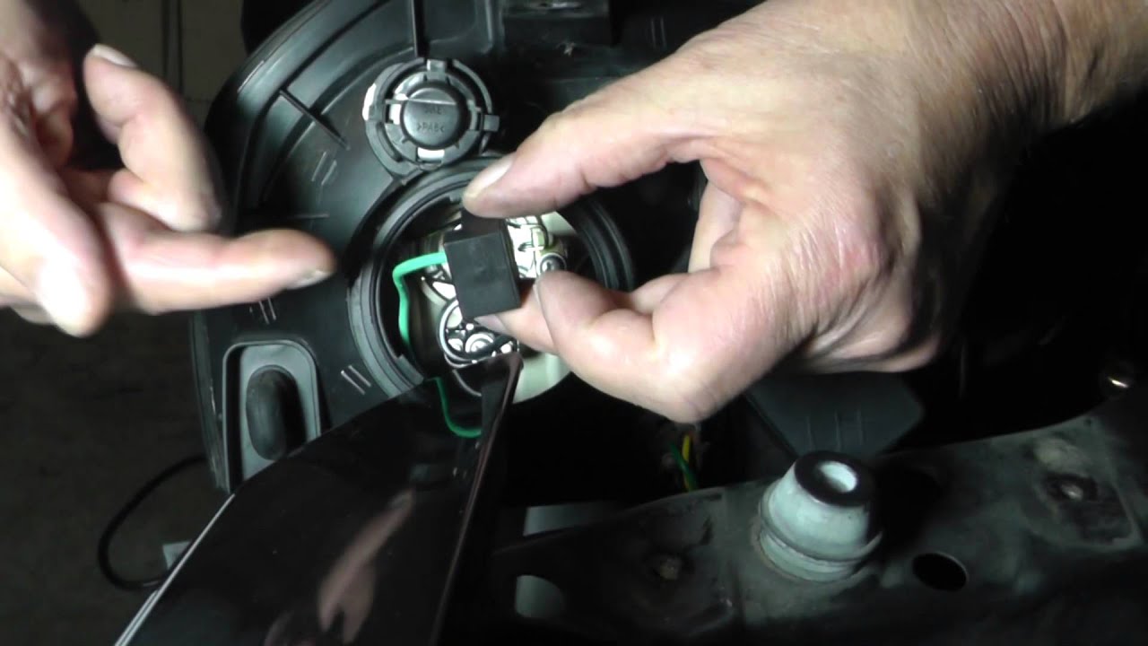 Suzuki Forenza Headlight Bulb Replacement