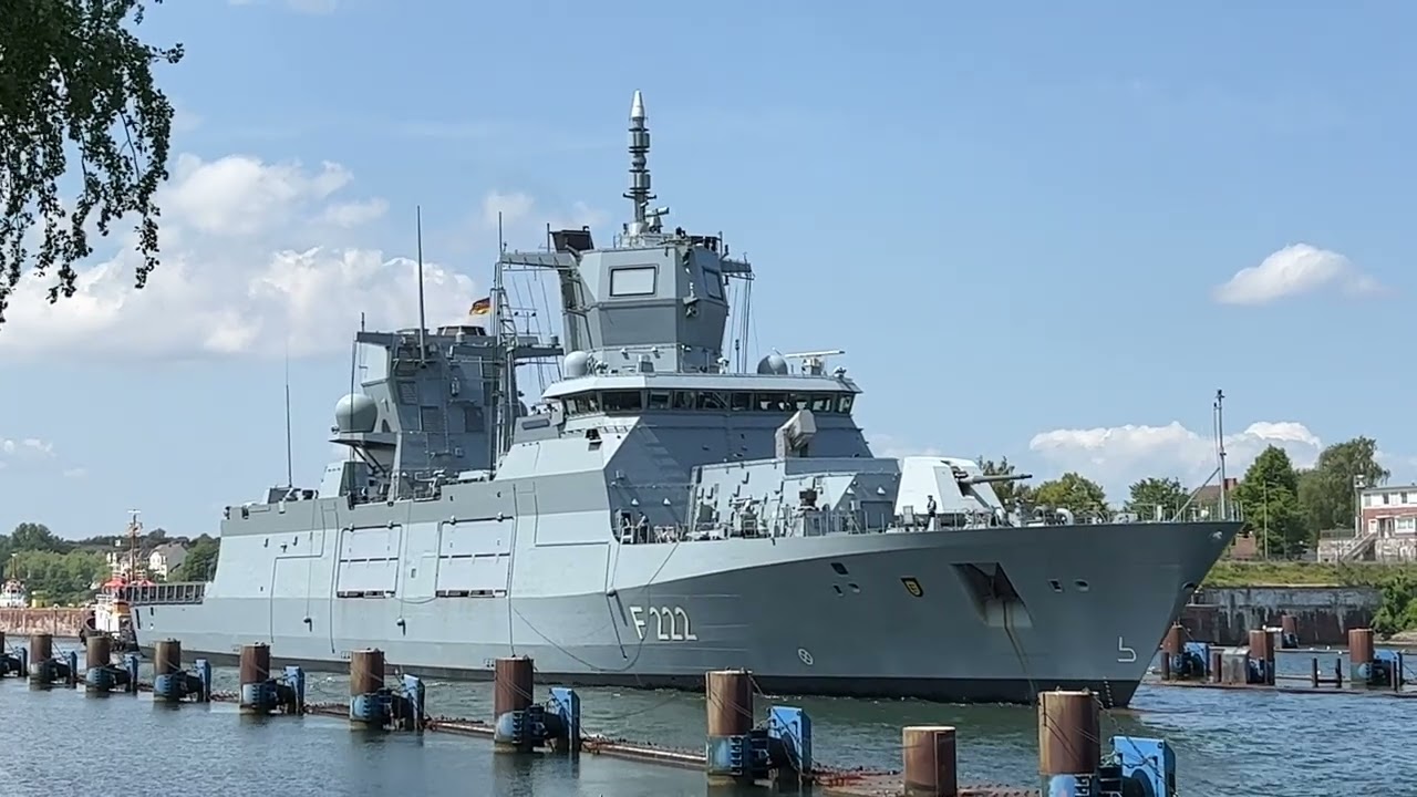 Фрегат Baden-W&uuml;rttemberg F 222 покидает шлюз Кильского канала