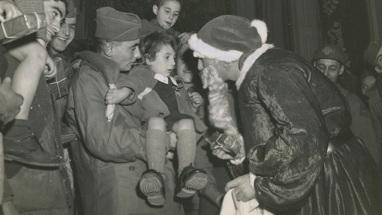German Families Broke Down When American Soldiers Brought Christmas Presents to Their Kids