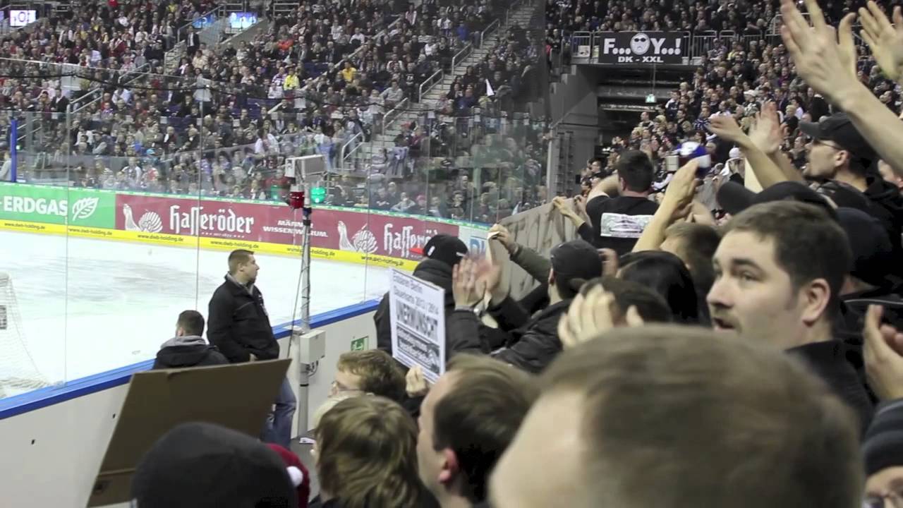 25.03.2013 - EBB vs. HHF - Der Chor der Eisbären-Fans
