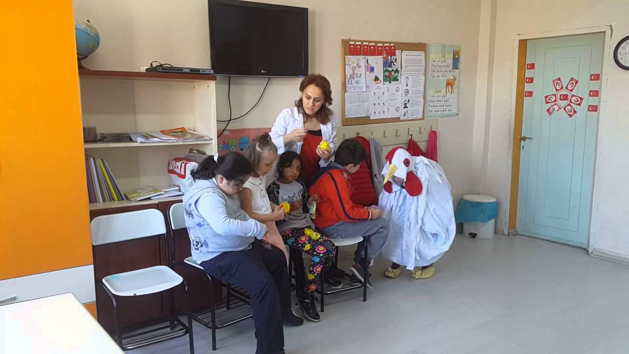 Ozel Egitim Sinifi oynayarak ogreniyor.