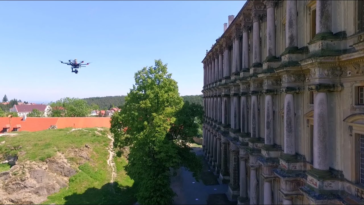 Plumlovský zámek a jeho historická tajemství z ptačí perspektivy