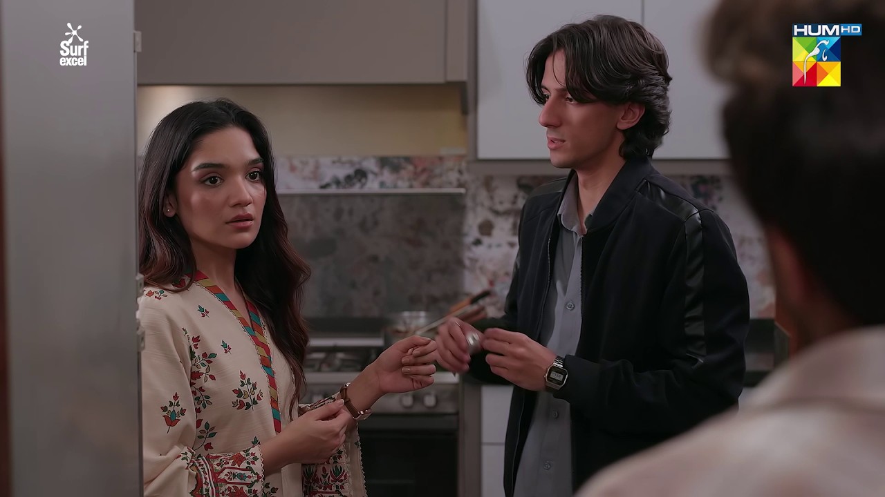 Meri Behan Ka Hath Chor Kameenay...! Dekh Zara Pyar Se - HUM TV