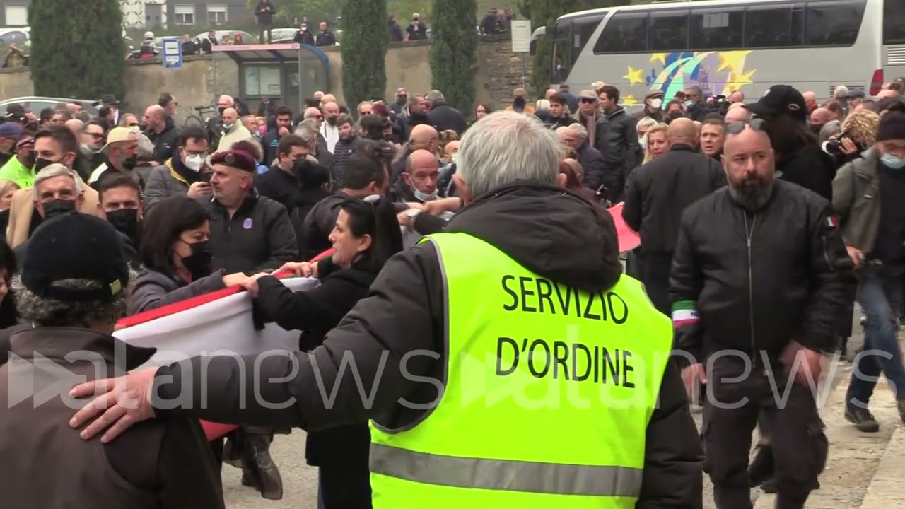 Arditi d'Italia  sulla tomba di Mussolini in ricordo della Marcia su Roma