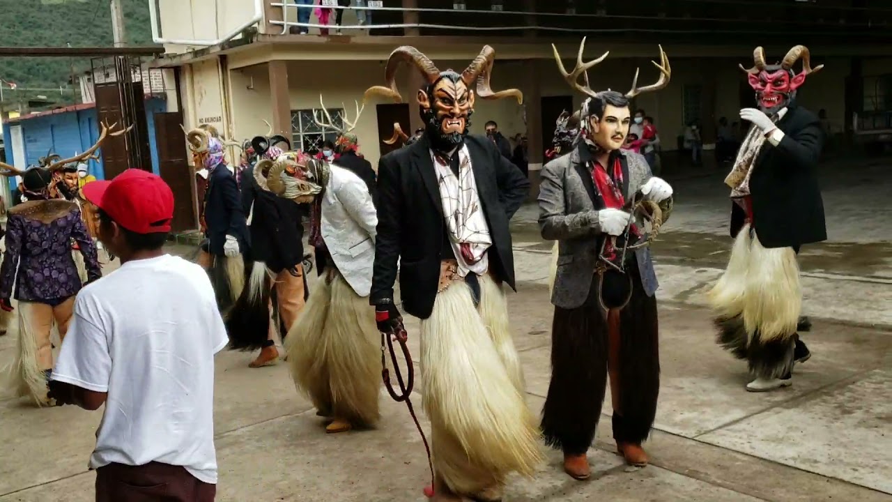 TOCANDO UNAS CHILENAS PARA EL GRUPO DE  DIABLOS LEGADO AGUSTÍN DEL MERO BARRIO STO DOMINGO.