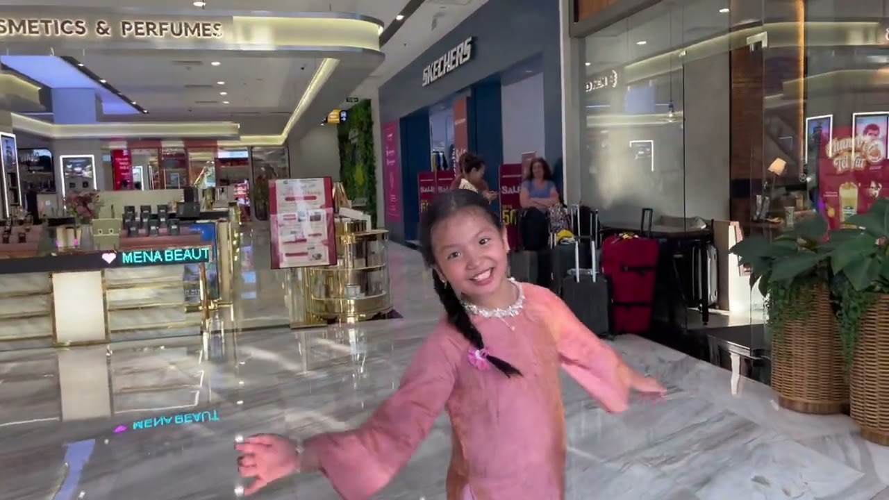 M4 ghé thăm vườn hoa 5 tỷ ở Menas Mall