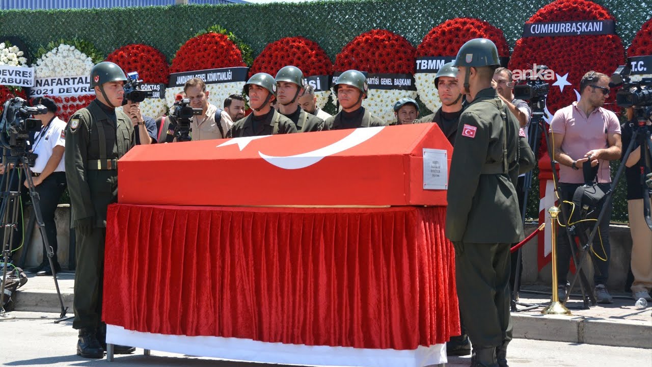 Şehit İstihkam Üsteğmen Ege Akar, İzmir'de askeri törenle son yolculuğuna uğurlandı