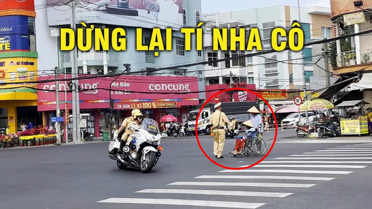 CSGT buộc phải chặn người đi xe lăn tránh nguy hiểm cho chính họ và đoàn xe Thủ tướng đang lao đến