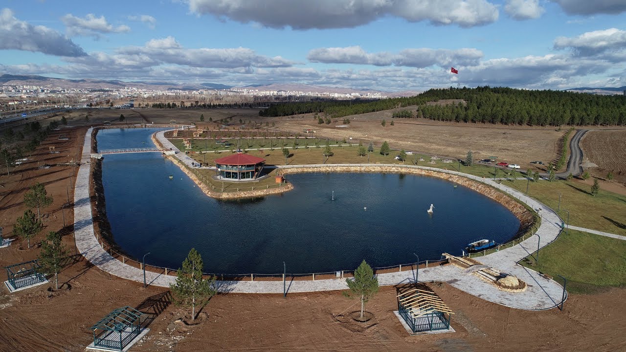 Üniversite yerleşkesindeki bataklık, park oldu
