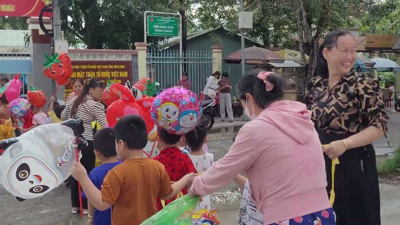 Bé đi trung thu với lớp lá 2