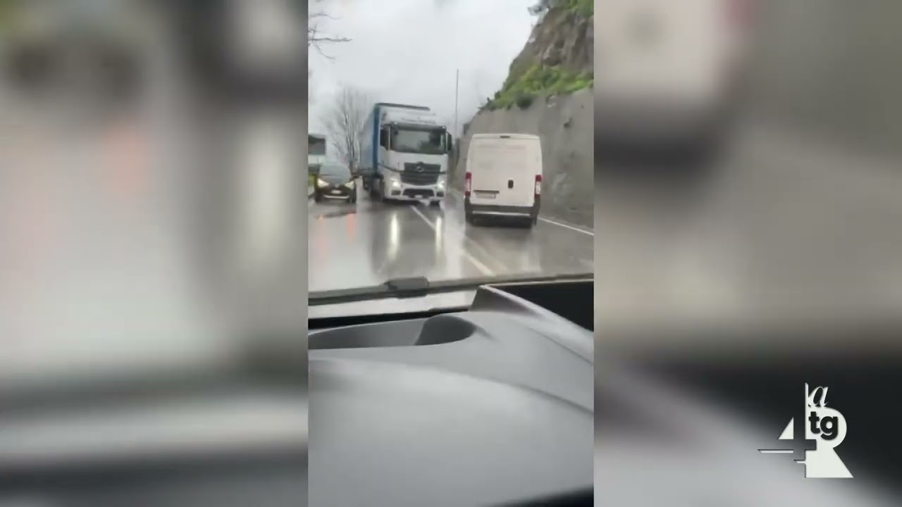 Rischio idrogeologico, frana a Salerno nei pressi del Viadotto Gatto  Allerta meteo duplice